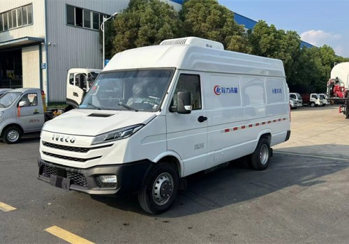 依維柯新款得意后雙輪長(cháng)軸面包冷藏車(chē)