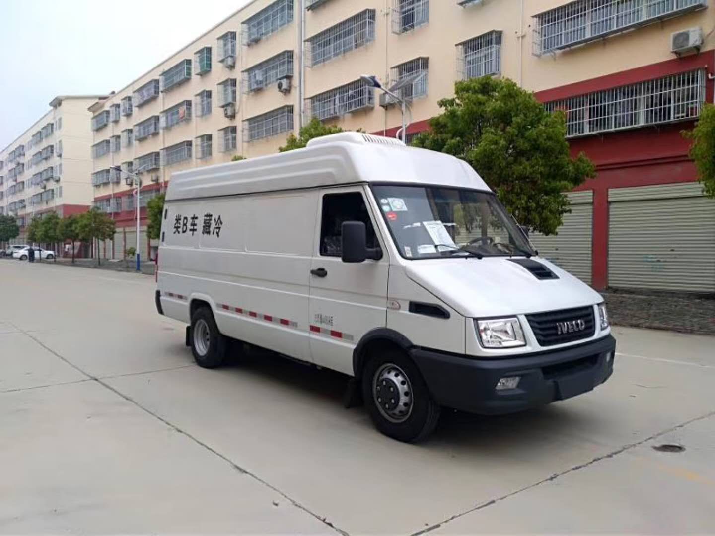 依維柯后雙輪8.4方面包冷藏車(chē)